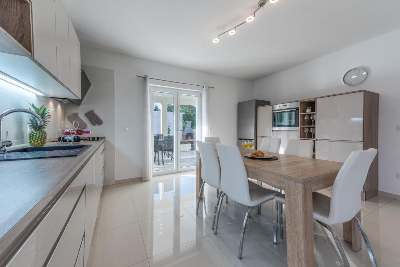 Holiday Home Bajlo Apartment With Three Bedrooms Zadar Exterior photo